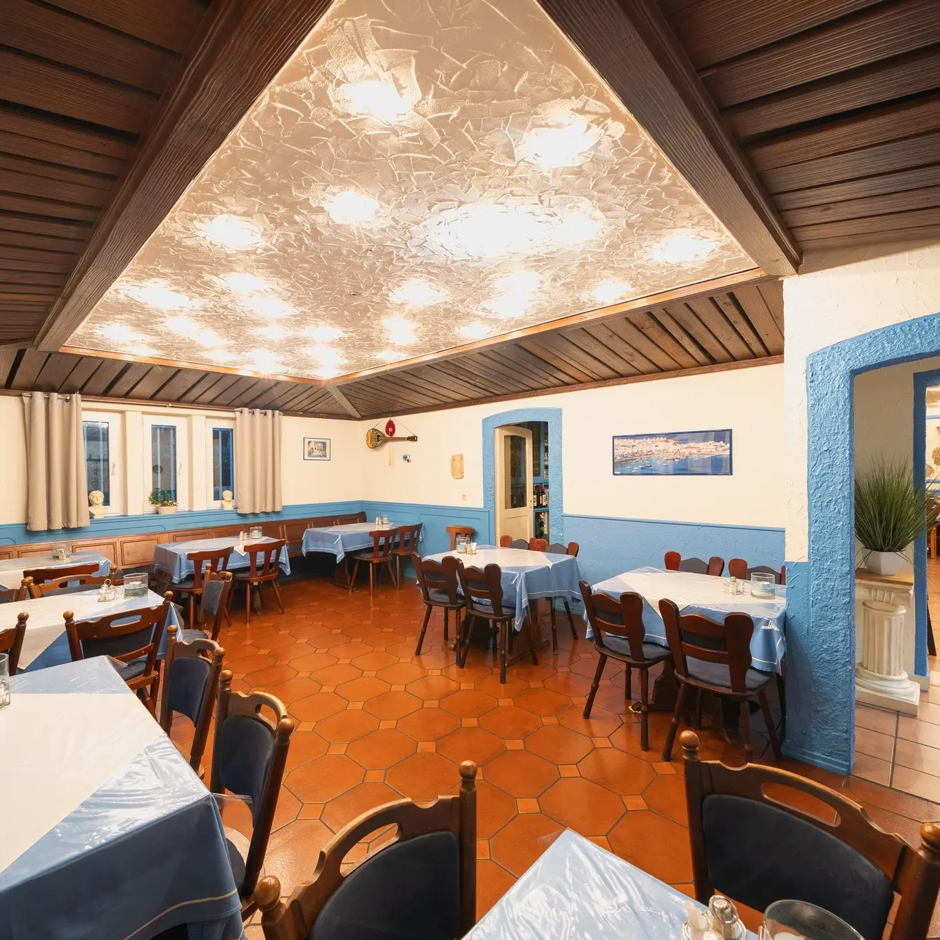 Gemütlicher Restaurantbereich der Taverna Platon für Abendessen und Gruppen